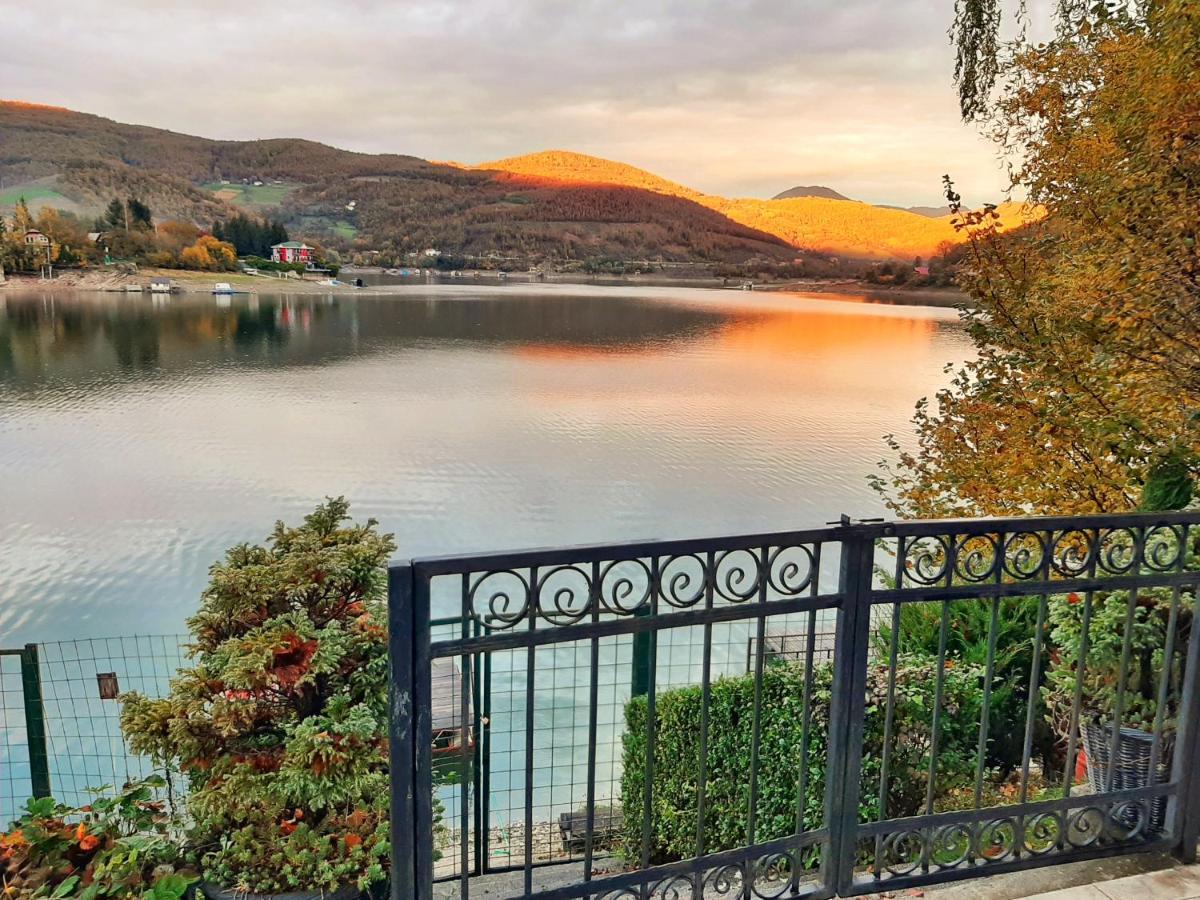 Lake House โนวีปาซาร์ ภายนอก รูปภาพ